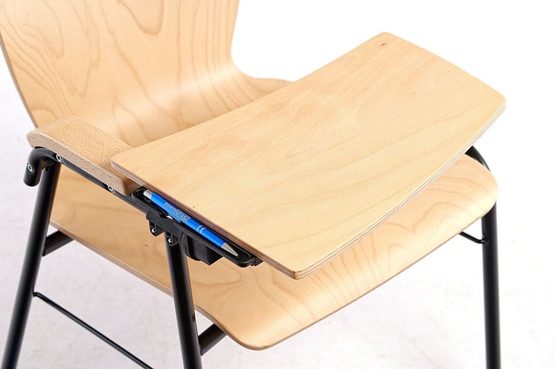 Eine Ablagerille dient der Aufnahme von Schreibgeräten