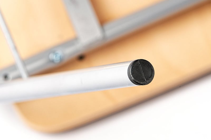 Kunststoffkappen sind als Bodenschutz angebracht