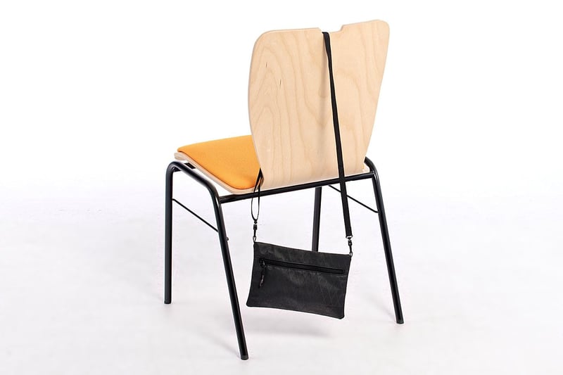 Die Ausfräsung verhindert das Rutschen von Handtaschen