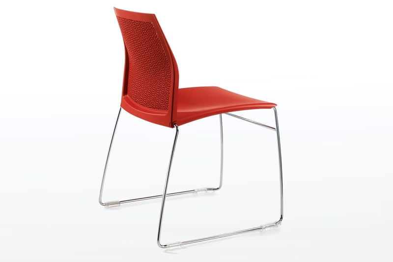 Das ergonomische Design der stapelbaren Kufenstühle lädt zum verweilen ein