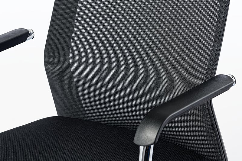 Die Rückenlehne ist ergonomisch gebogen