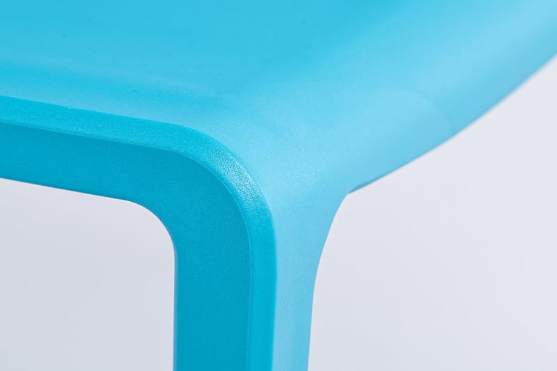Der Stapelstuhl besteht aus recycelbaren Kunststoff