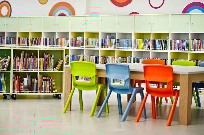 Die farbigen Kinderstühle Granada geben jeer Kinderecke einen freundlichen Blickfang