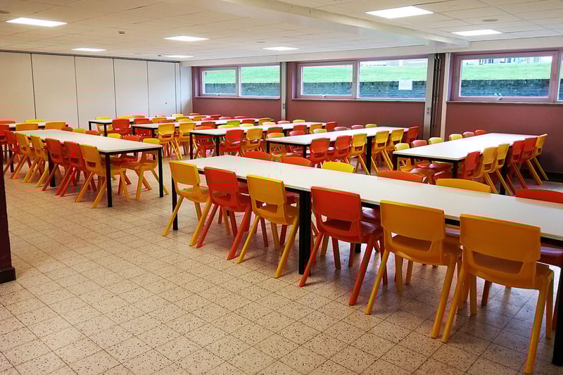 Verschieden kombinierte Farben der Monoblockstühle Granada KIDS lockern den Raum auf