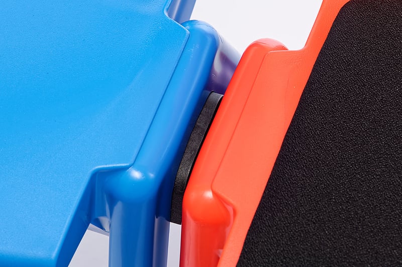 Der optionale Stuhlverbinder kann schnell ineinander gehakt werden