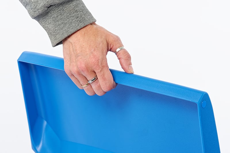 Durch den integrierten Haltegriff sind die Stühle einfach zu verstellen