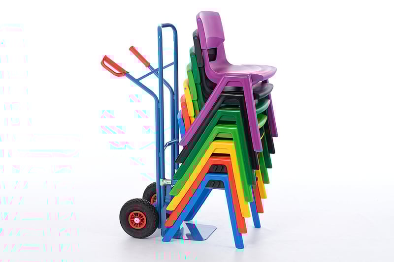 Mit der Stuhlkarre können die Schülerstühle schnell transportiert werden