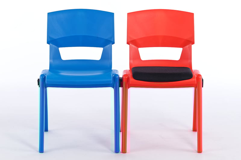 Verbunden stehen die Granada Kunststoffstühle fest aneinander