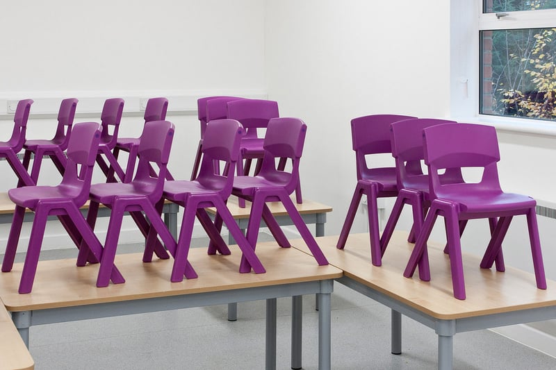 Die leichten Monoblockstühle können einfach auf den Tisch gestellt werden