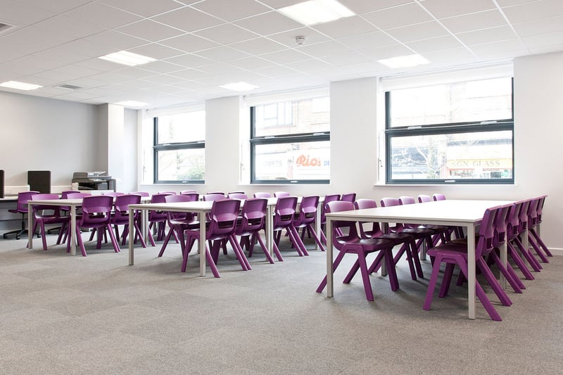Für Arbeitsgruppen eignen sich unsere pflegeleichten Granada Stühle gut