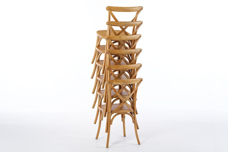 Auch hoch gestapelt fällt der Stapelstuhl nicht um