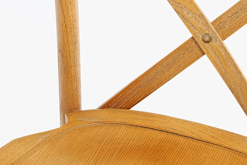 Das Holz ist hochwertig verarbeitet