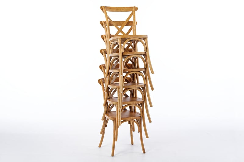 Der Holzstuhl Halmstadt kann hoch gestapelt werden