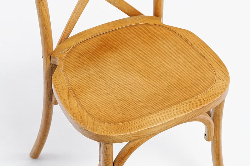 Die leicht gekrümmte Sitzschale macht den Stuhl gemütlich