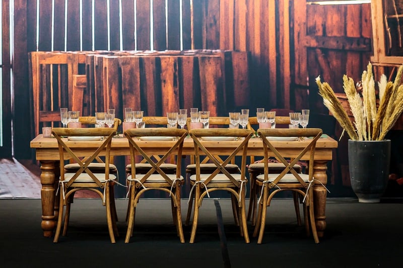 Ein robuster Holzstuhl für Restaurants