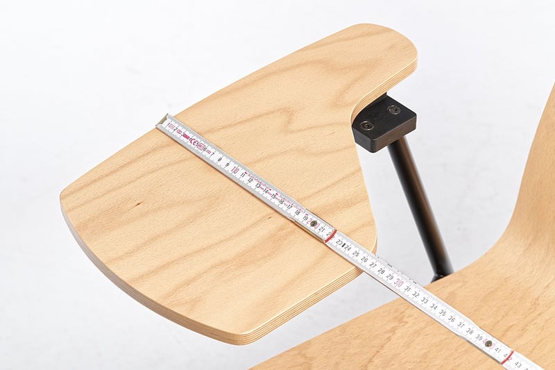 Die Schreibtablare sind 26 cm breit