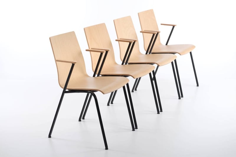 Auch die Armlehnenstühle können als feste Stuhlreihen gestellt werden