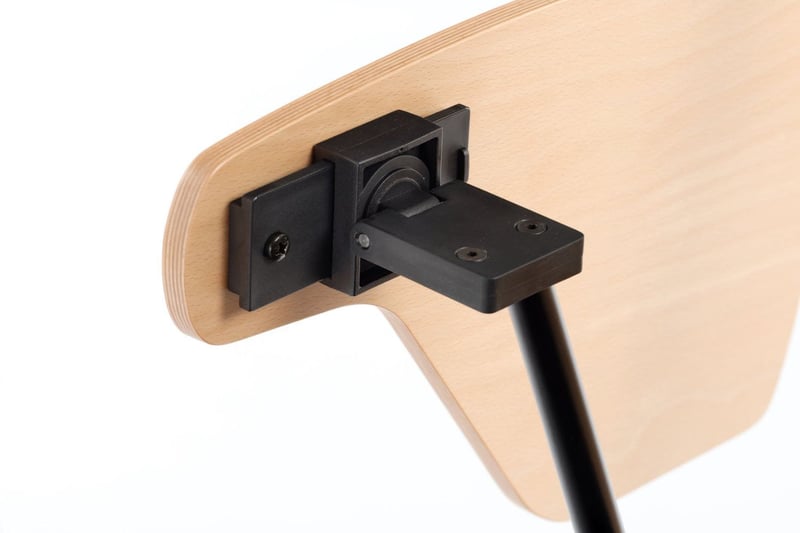 Das Gelenk des Schreibtablar ist sehr funktionell und robust