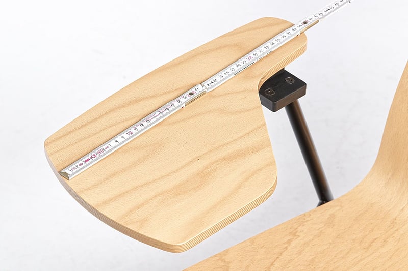 Die Länge des Schreibtablar beträgt 39 cm