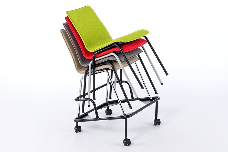 Der Stuhltransportwagen nimmt die Stühle sicher auf