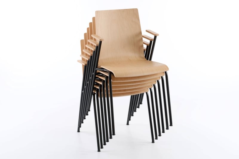 Die Armlehnenstühle sind leicht zu stapeln