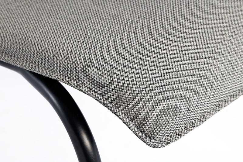 Die Sitzfläche ist vorne angenehm nach unten gebogen