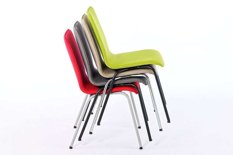 Mehrere Stühle sind übereinander stapelbar