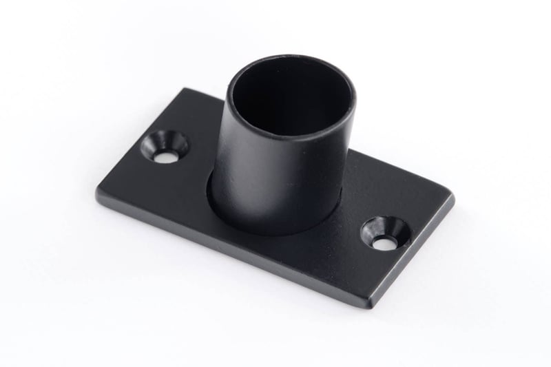 Mit zwei Schrauben kann die Panikverankerung in den Boden geschraubt werden, sodass die Reihe sicher fixiert ist