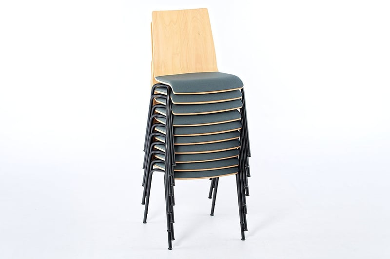 Alle Stühle der Havvan Familie lassen sich perfekt stapeln