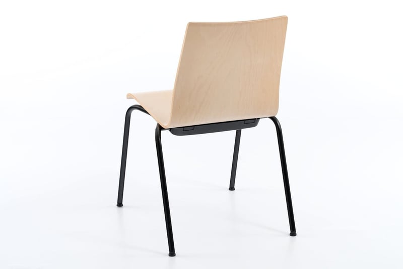 Der Holzschalenstuhl kann sich auch von hinten sehen lassen