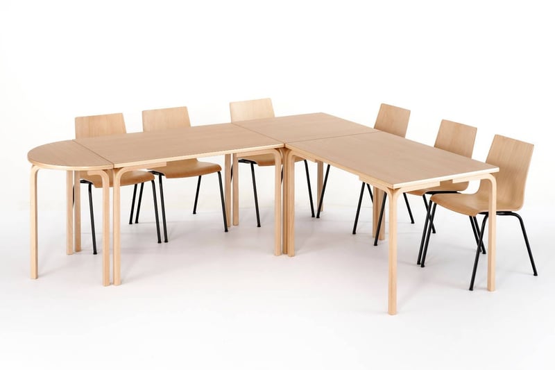 Die halbrunden Tische bilden einen schönen Abschluss