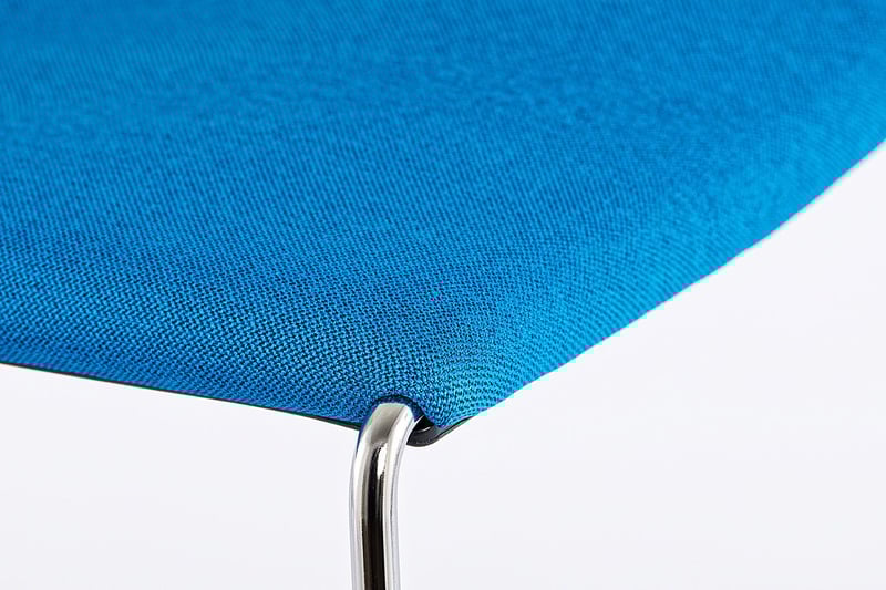 Die Sitzfläche ist gut und formstabil gepolstert