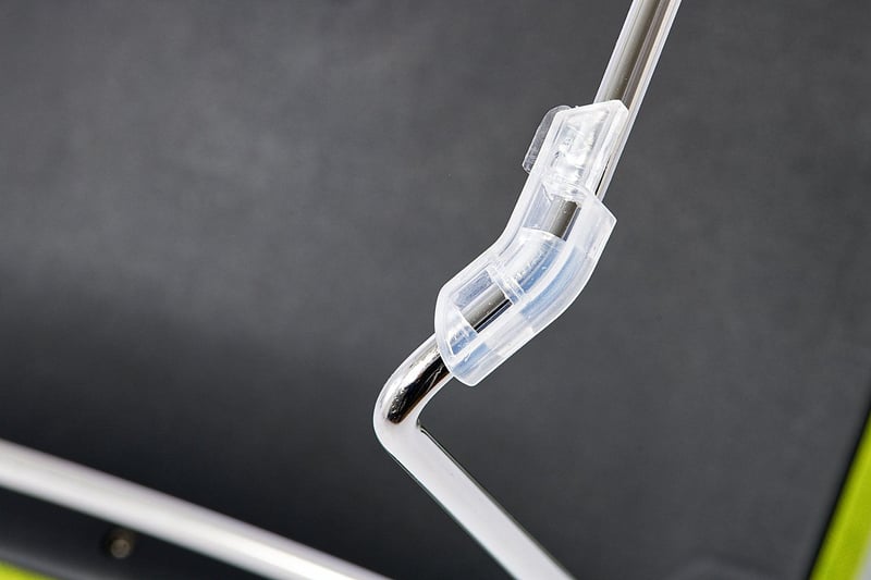 Kunststoffelemente dienen der Standfestigkeit und zur Stuhlverbindung