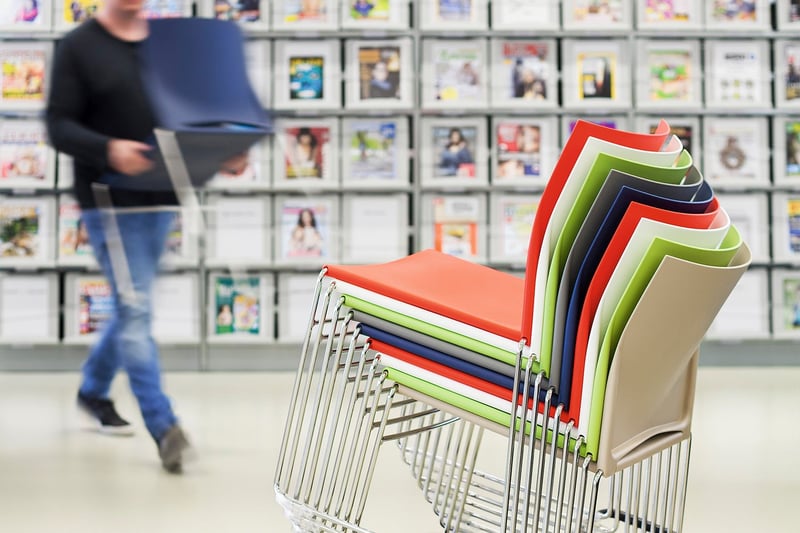 Nutzen Sie die Vorteile unserer ergonomischen Ibiza SP Kufenstühle und lassen Sie Ihre Besucher und Kunden bequem und auf einem Designstuhl sitzen