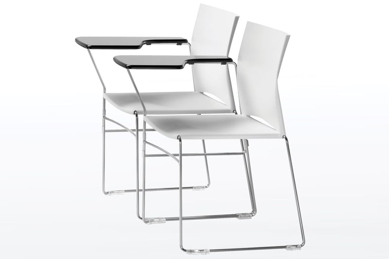 Die Ibiza Kufenstühle gibt es auch mit klappbaren Schreibtablar