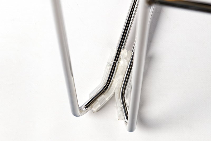 Die Kunststoffelemente dienen zugleich zur Verbindung der Stühle