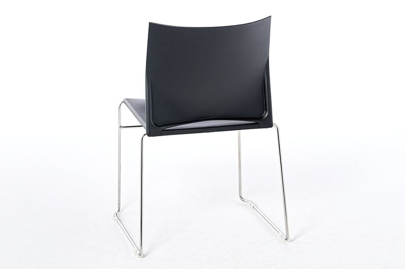 Die Kunststofflehne als Option ist stabil konstruiert