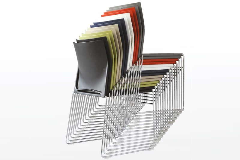 Es können bis zu 10 Kufenstühle unkompliziert und platzsparend übereinander gestapelt werden