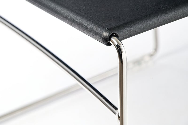 Querstreben stabilisieren das Stuhlgestell