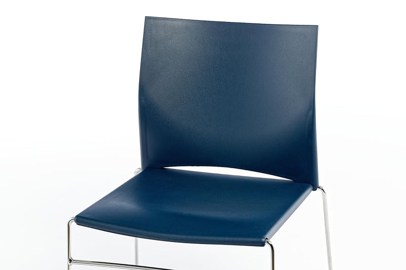 Unser Kunststoffstuhl Ibiza in der Farbe dunkelblau