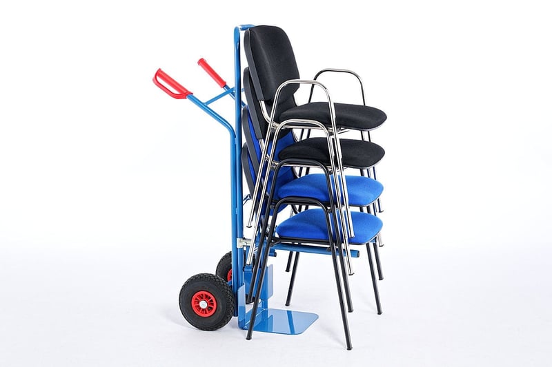 Die Armlehnenstühle können einfach transportiert werden