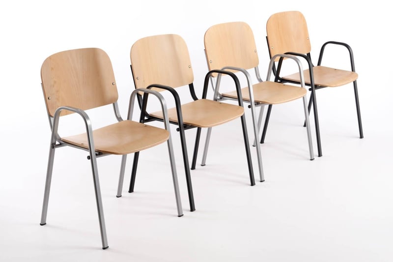 Zeitlose Holzstühle mit Armlehne sind immer zeitgerecht