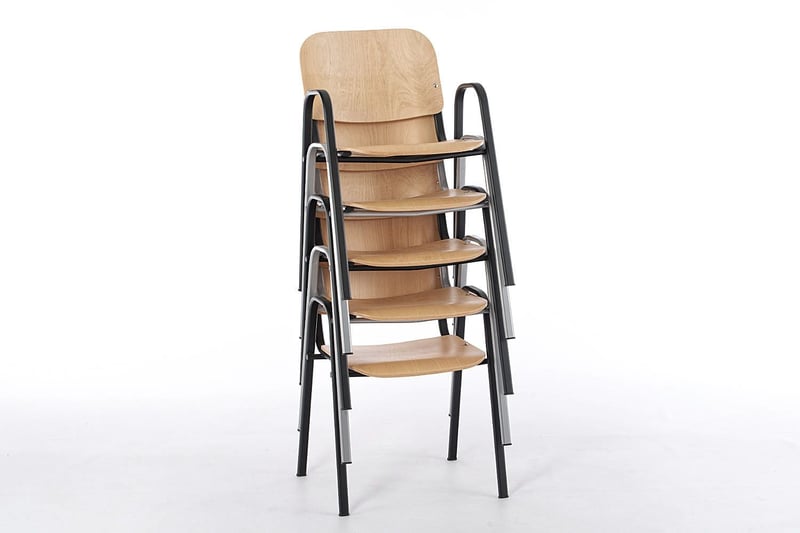 Die Armlehnenstühle aus Holz können gestapelt werden