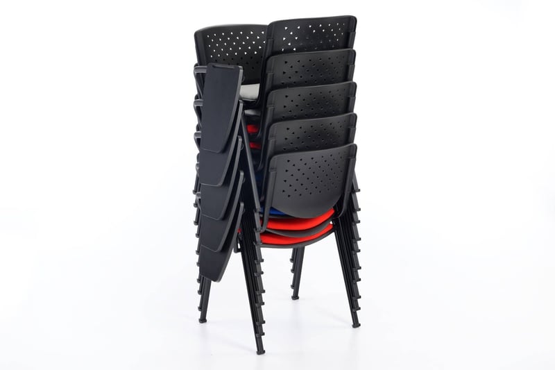 Die Iso Stühle mit Lochrücken und Schreibtablar können auch gestapelt werden