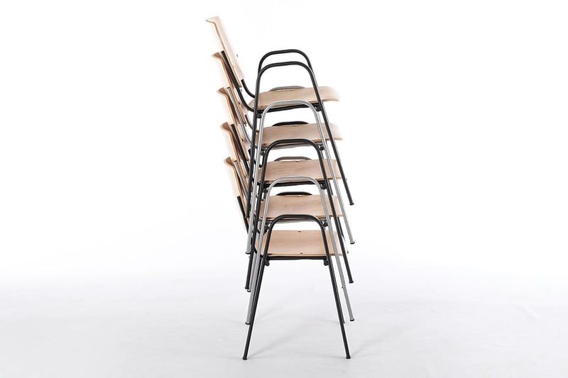 Zur Lagerung können die Holzstühle gestapelt werden