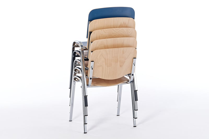 Die Rückenlehne passt sich der Farbe der Sitzfläche an