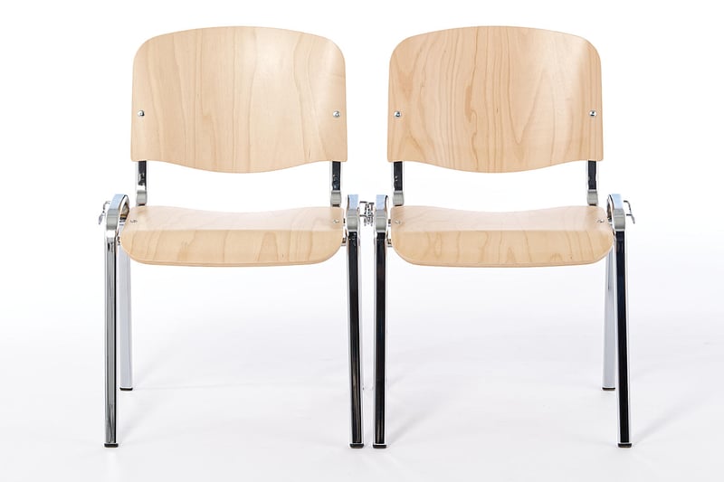 Die optional erhältlichen integrierten Reihenverbinder können unauffällig Stühle verbinden