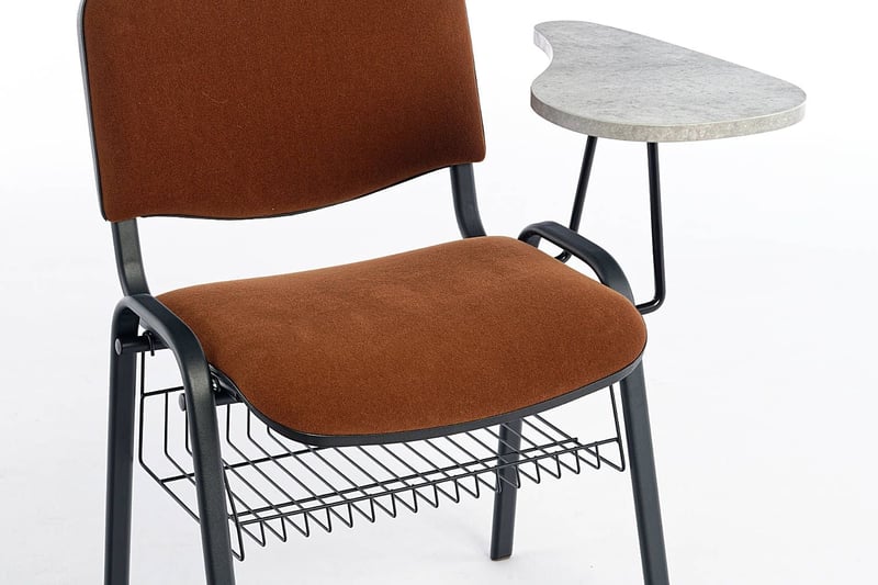 Der Ablagekorb wird am Gestell eingehakt