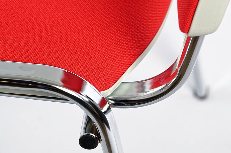 Metall Polster und Kunststoff sind aufeinander abgestimmt