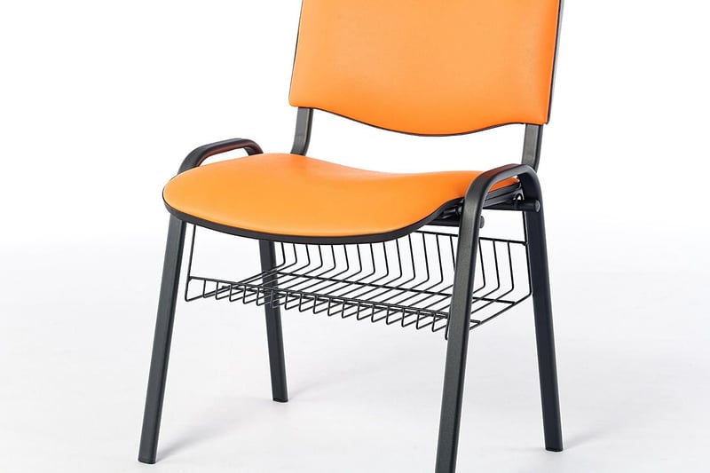 Der Ablagekorb kann von unten an das Gestell eingehangen werden